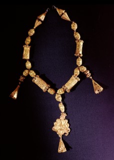A rare gold filigree necklace