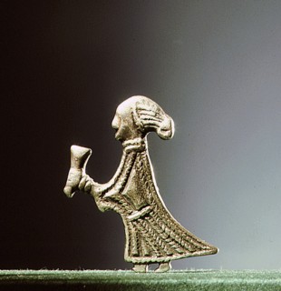 Pendant representing a Valkyrieoffering a horn