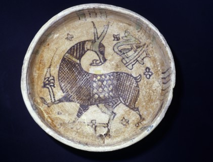A bowl decorated with a gazelle or an antelope, symbol of beauty and grace