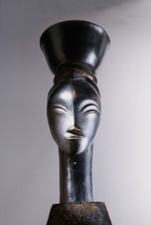 Heddle pulley with the face of a woman balancing a bowl on her head, the favourite theme of the Master of Bouafle