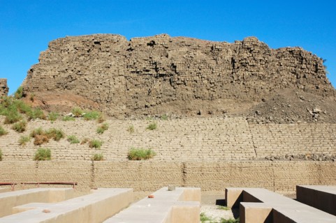 View of a ruined mud-brick building showing the details of construction