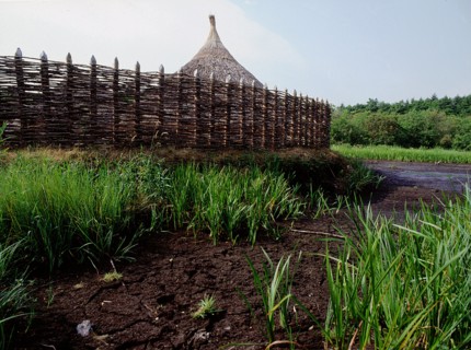 Replica crannog by the lake at Graggaunowen