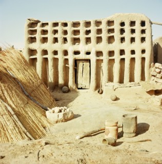 The rows of niches in this facade of this Dogon house indicate that it is a ginna, the house of a lineage head
