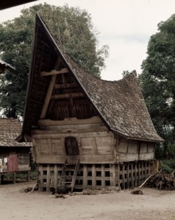 The three-level structure of Toba Batak houses corresponds to ideas of the cosmos