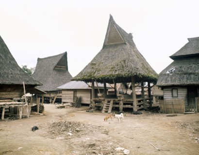 Similar in design to the houses, Karo granaries have a large space within the roof to store the harvest, while the open area beneath is a platform on which women gather to grind rice