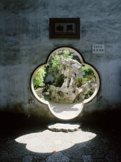 Quatrefoil door, Yanyn Hall, Shizilin Garden