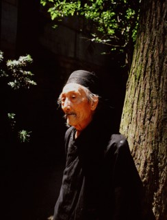 Taoist priest at the Shangqin Gong temple at the top of Qingcheng (Green City) Mountain