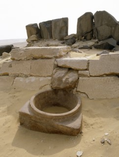 Red quartzite basin for waste water
