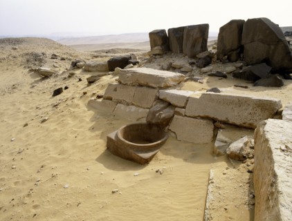 Red quartzite basin for waste water