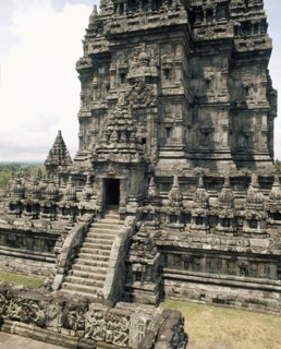 The temple complex at Lara Jonggrangconsists of three main sanctuaries dedicated to Shiva, Brahma and Vishnu and three minor ones dedicated to particular forms of Shiva and Shiva's bull mount, Nandi
