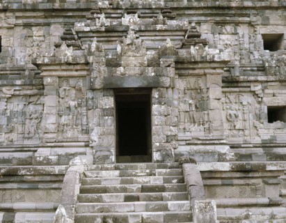 The temple complex at Lara Jonggrang consists of three main sanctuaries dedicated to Shiva, Brahma and Vishnu and three minor ones dedicated to particular forms of Shiva and Shiva's bull mount, Nandi