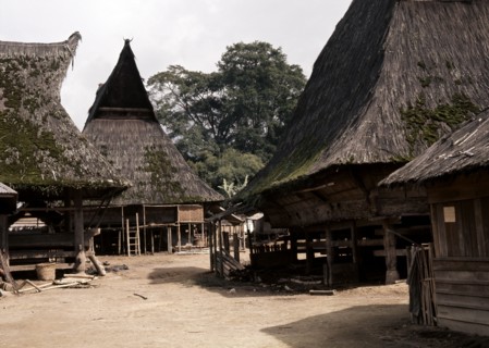 The three-level structure of Karo Batak houses corresponds to ideas of the cosmos