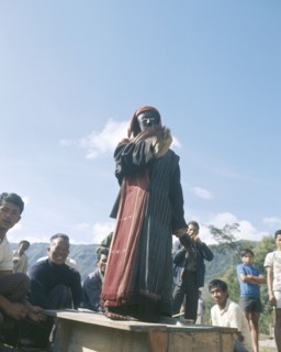 A performance of a life-sized puppet known as Si gale gale