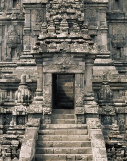 The more ornate style of northern Balinese temple architecture may be seen at Meduwe Karang