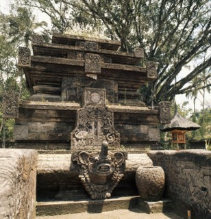 Detail showing the fusion of three dimensional and relief sculpture characteristic of Balinese stone carving