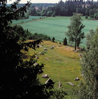Burial site with outline of a ship in stones