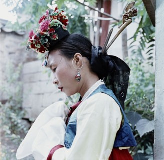 A Korean lady in traditional dress