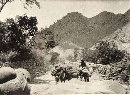 Transporting supplies at Nankou Pass, China