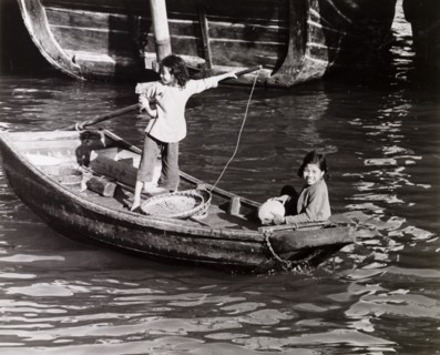 Chinese girls steer a sampan