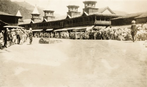 Crowds at a chowk in Mandi, India