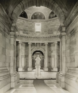 Queen Victoria Statue inside Victoria Memorial