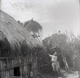 Isubo: Roof of small house being thrown up