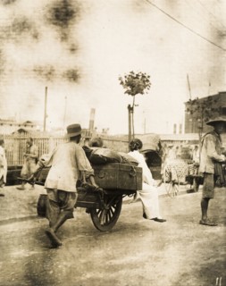Handcart on a harbourside road in Seoul