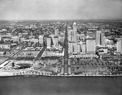 Looking up Flagler Street at downtown Miami