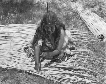 Weaving Tules Into Walls