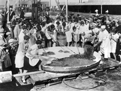 Making The World's Largest Apple Pie