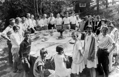 Glen Grayland, Washington:  September 24, 1927.
Visitors to this resort get the honor of eating at