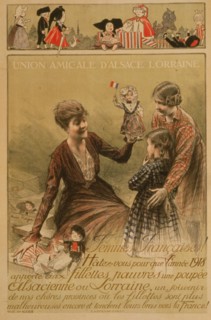 nion amicale d'Alsace Lorraine. Femmes françaises! Hâtez-vous pour que l'année 1918 apporte aux fillettes pauvres une poupée Alsacienne ou Lorraine . . .;Alsace Lorraine Club. French women! Hurry, so ...