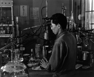 Frank Hirosama [i.e., Hirosawa] in laboratory 1943