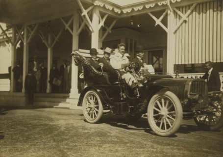 Komura and Takahira leaving Wentworth Hotel for peace conference 1905