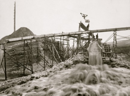 Washing gold 1916