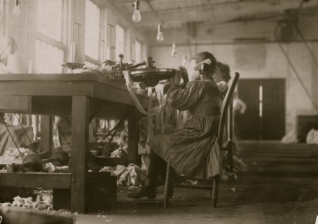 A young raveler in Loudon Hosiery Mills.  1910