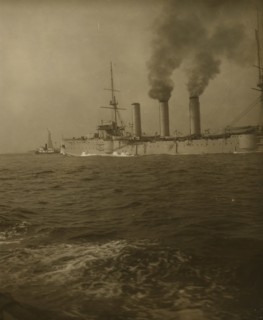 An American cruiser arrives in New York 1905