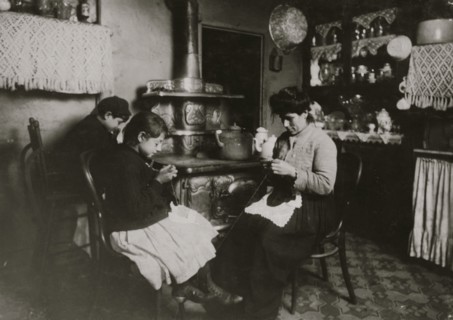 Antoinette Fazzino, ten years old, makes Irish lace for collars and waists, after school.  1912