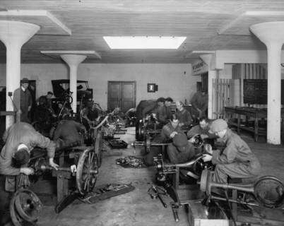 Auto school to train mechanics 1921