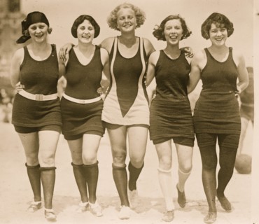 Beauties arm in arm on the beach