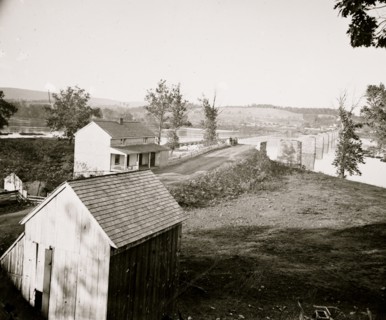 Berlin (now Brunswick), Md. Pontoon bridge and ruins of the stone bridge 1863