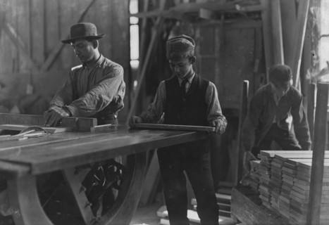 Boys taking away from saws and brading. Schultze, Waltman & Co. Planing Mill  1908
