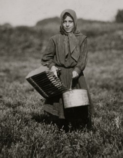 Carrie Maderyos ready to pick. Said 12 years old - 2nd year picking. 1911