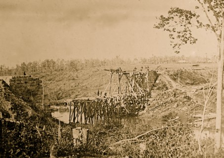 Catlett's Station, Va., vicinity. Federal soldiers rebuilding the Orange & Alexandria Railroad bridge over Cedar Run 1863