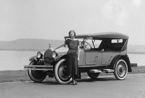 Fannie Brice in Oldsmobile 1922