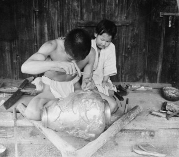 Filing and polishing a large piece, after molding, bronze industry 1906
