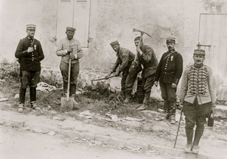 German prisoners work -- near Villeroy