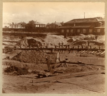 Gold-prospecting work near the Berezovskii mine. 1910