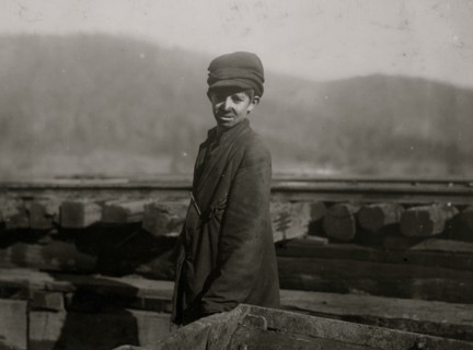Harley Bruce. a young coupling-boy at tipple of Indian Mountain Mine, of Proctor Coal Co., near Jellico, Tenn.  1908