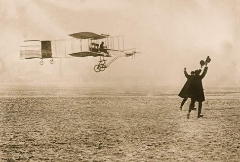 Farman flying machine, in flight 1907